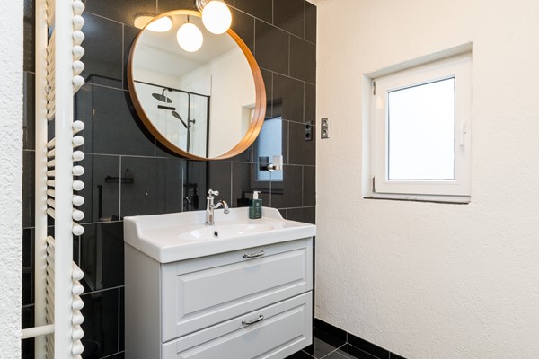 Foto - Te koop: Instapklare, monumentale woning met ruime woonkamer, tuinkamer en echte Amerikaanse veranda op een ruim perceel in Landgraaf.